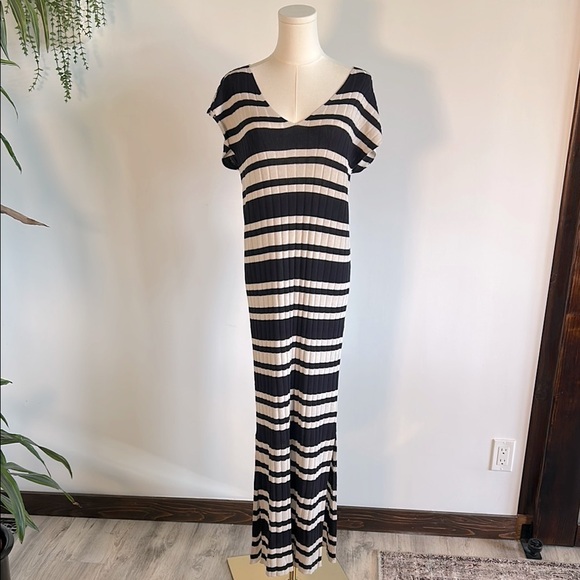 Ribbed Knit Black & Cream Striped Maxi Dress – V-Neck Cap Sleeve Side Slit Sz M - Picture 1 of 7